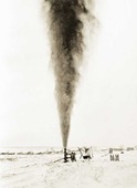 Газовый фонтан на скважине Елшанского газового месторождения. Саратовская область. Февраль 1945 г.
