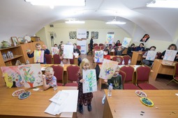 Дети со своими работами на мастер-классе в Радищевском музее