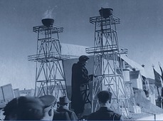 Мастер механической мастерской Сурков В.И. зажигает факел газа на площади Революции в честь годовщины Великой Октябрьской социалистической революции. 1955 г.