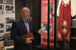 Ветеран газовой промышленности Владимир Кусков подарил музею одну из первых редакций коллективного договора