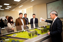 Директор Учебно-производственного центра И.А. Левшов провел ознакомительную экскурсию по центру для участников мероприятия