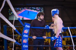 Известный боец UFC 4-0 Забит Магомедшарипов дает наставления одному из участников соревнований