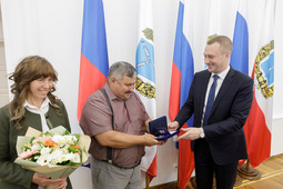 Врио Губернатора Саратовской области лично вручил награду паре