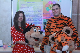 В роли ростовых кукол выступили молодые специалисты общества Елизавета Щербакова и Антон Морозов