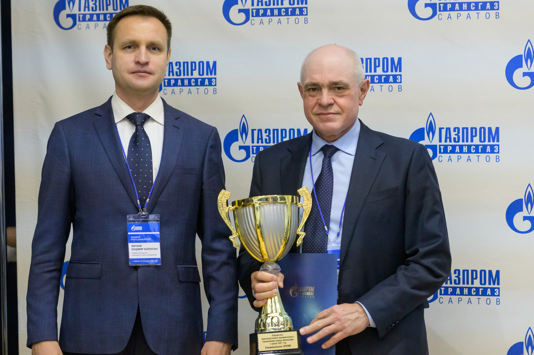 Генеральный директор вручил кубок за победу в производственно-экономическом соревновании между филиалами начальнику Башмаковского ЛПУМГ Марату Тугушеву.