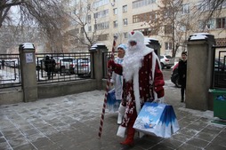 Дед Мороз и Снегурочка пришли к детям на праздник не с пустыми руками