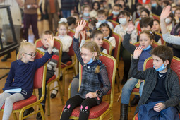 Дети участвуют в конкурсах на открытии фестиваля