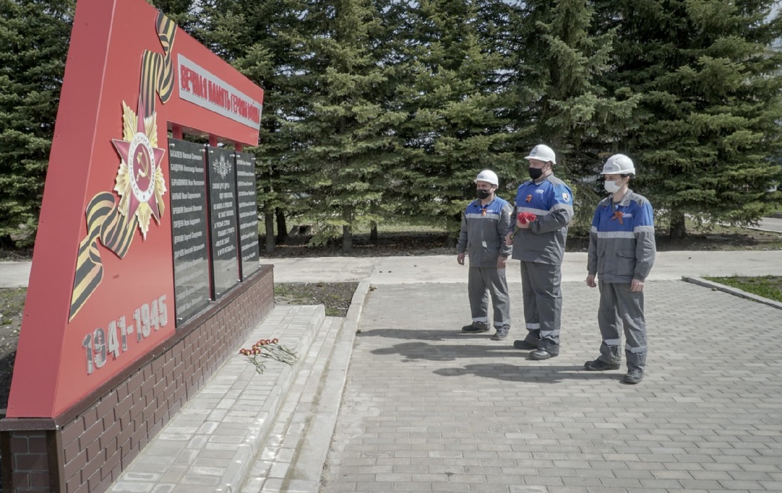 Памятная стела в Петровском ЛПУМГ