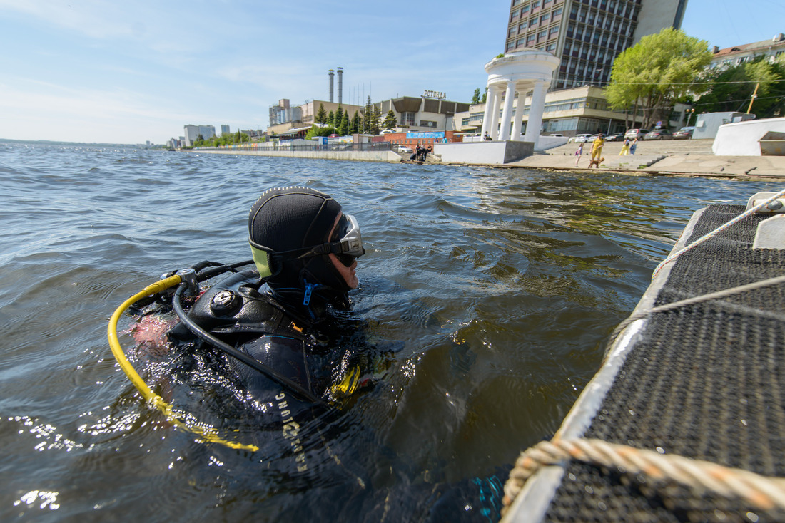 Специальное оснащение водолазов позволило осуществить работы в воде, температура которой не превышала 15 °C