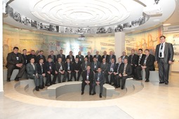 Руководители дочерних Обществ "Газпрома" во время выездного рабочего совещания в рамках реализации "Южный поток". Просмотр фильма в амфитеатре музея.