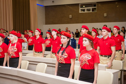 Во время исполнения гимна юнармейцев "Служить России"