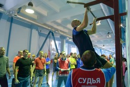 Победитель фестиваля Максим Козин выполняет одно из упражнений комплекса
