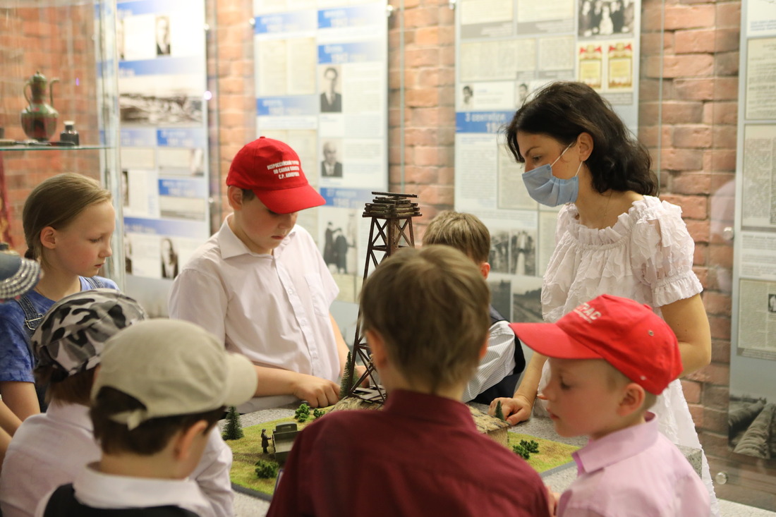 Юные посетители познакомились с историей зарождения газовой отрасли.