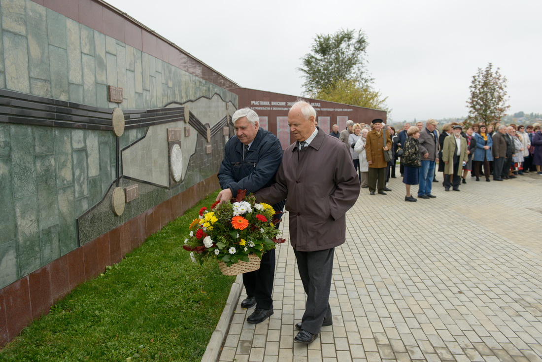 Возложение цветов к мемориалу