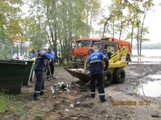 Газовики очищают от мусора пляж на берегу реки Волги