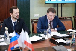 С докладом выступает заместитель генерального директора по управлению персоналом Вадим Афанасьев