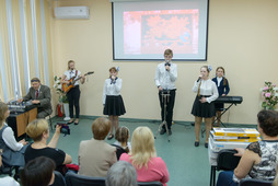 Музыкальный ансамбль исполнил песню для своих учителей