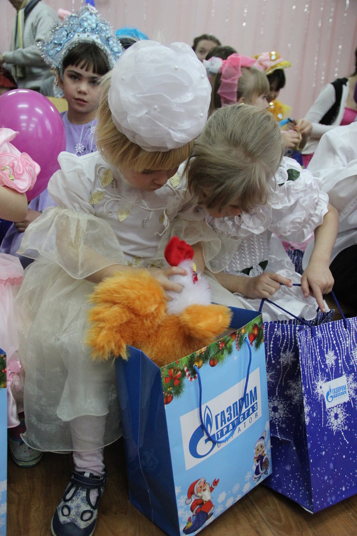 Дети рассматривают подарки от "Газпром трансгаз Саратов"