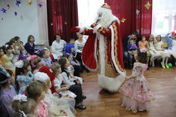 Дед Мороз поздравляет детишек с праздником
