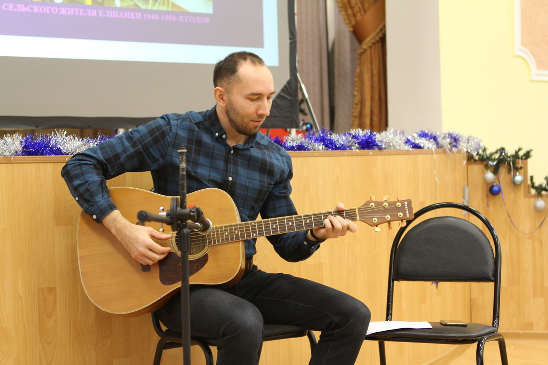 Максим Королев сыграл на гитаре любимые песни жителей учреждения