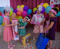Все необходимое для игры в дочки-матери газовики подарили девочкам центра