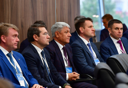 На совещании было отмечено, что «Газпром» ведет системную работу по расширению использования газа в качестве моторного топлива