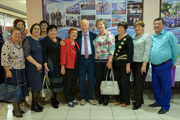 Участники праздничного мероприятия и ветеран газовой промышленности Владимир Чумаков