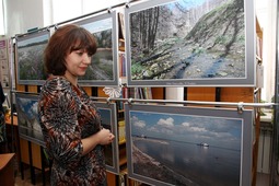 Посетитель выставки с интересом рассматривают работы саратовского фотохудожника