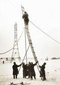 Прокладка  линии селекторной связи на газопроводе Саратов — Москва февраль 1946 г. Фото Чернова.