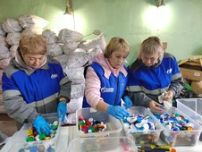 Работники предприятия приняли участие и в сортировке собранного пластика