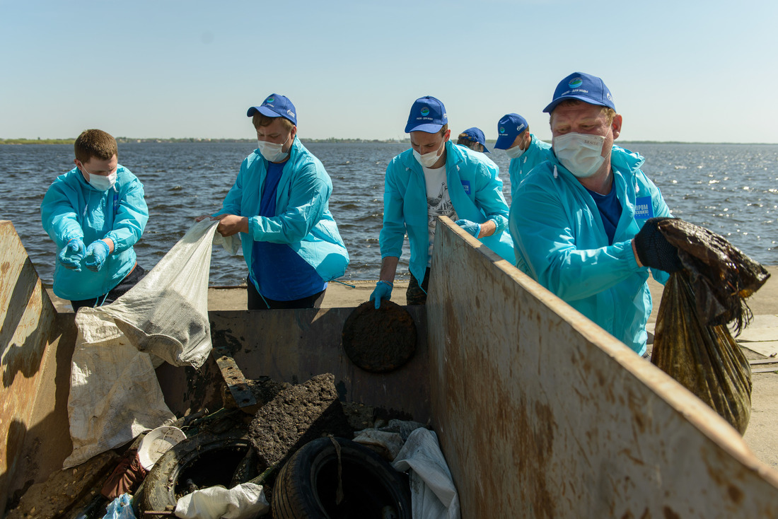 Волонтеры акции заполняют контейнеры поднятым с речного дна мусором