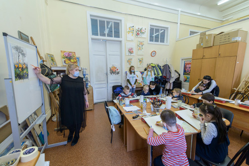 В творческих мастерских малышам помогали волонтеры