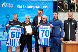 Легенды саратовского футбола Сергей Басов (слева) и Анатолий Асламов с именными футболками
