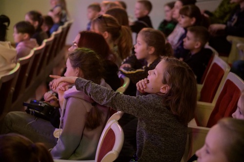 Дети эмоционально следили за ходом представления