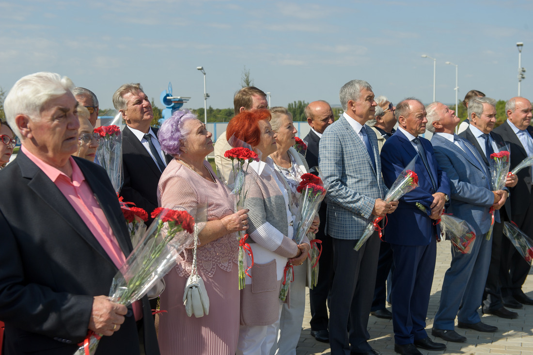 Работники ООО «Газпром трансгаз Саратов» возложили цветы к мемориальному  комплексу предприятия