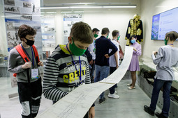 Ребята рассматривают карту расположения компрессорных станций. Музей трудовой славы ООО "Газпром трансгаз Саратов"