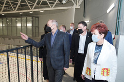 Губернатор Санкт-Петербурга Александр Беглов (первый слева) принял участие в открытии нового спортивного комплекса, построенного в п. Металлострой по программе «Газпром — детям»