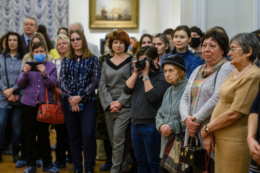 Посетители выставки к 350-летию Петра Первого