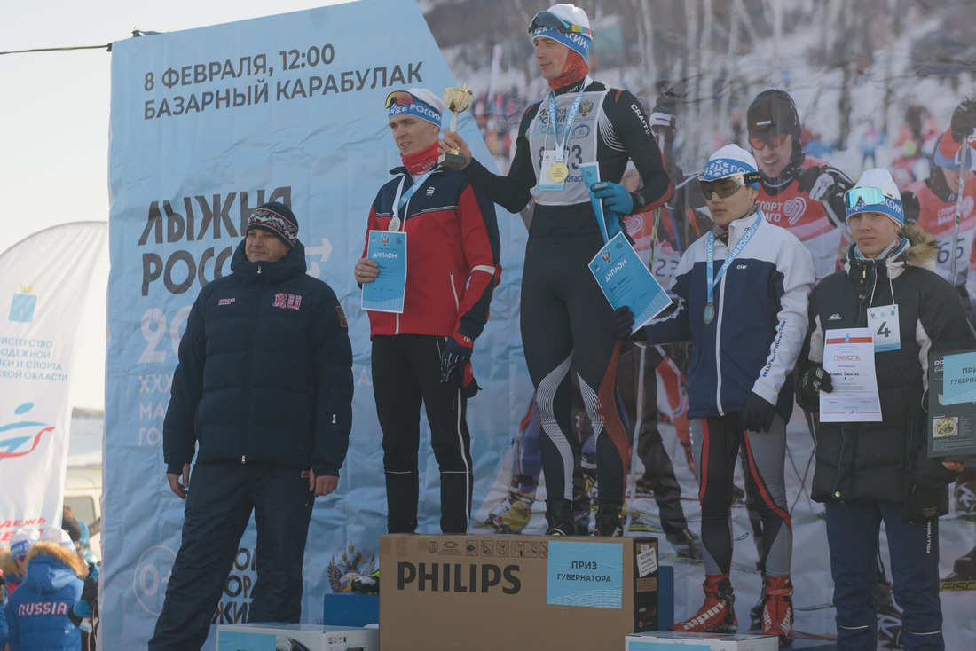 Министр молодежной политики и спорта Саратовской области Александр Абросимов наградил победителей.