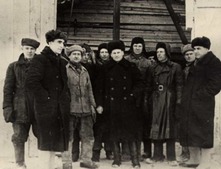 А.И. Кутуков (слава) с коллективом Елшанского Газового промысла. 1946 г.