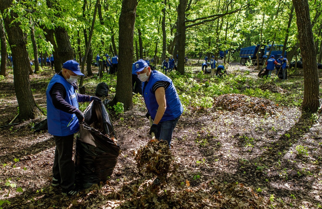 Дружной командой удалось очистить от мусора участок Кумысной поляны площадью 5000 квадратных метров.