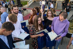 Долгожданный момент — выпускники держат в руках свидетельство результатов 4-летнего труда