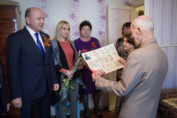 Генеральный директор Л.Н. Чернощеков вручает подарки ветерану ВОВ