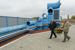 Возложение цветов к мемориалу первостроителям первого магистрального газопровода "Саратов — Москва"