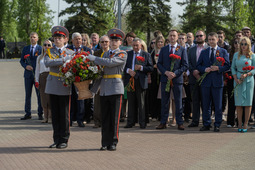 Возложение цветов к Вечному огню