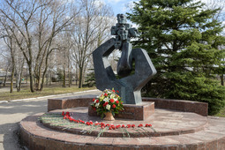 Памятник «Люди мира, встаньте!», посвященный погибшим малолетним узникам концлагерей