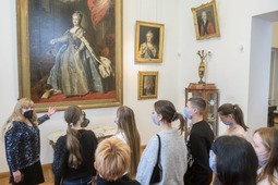 Ребята знакомятся с коллекцией Саратовского государственного художественного музея имени А. Н. Радищева
