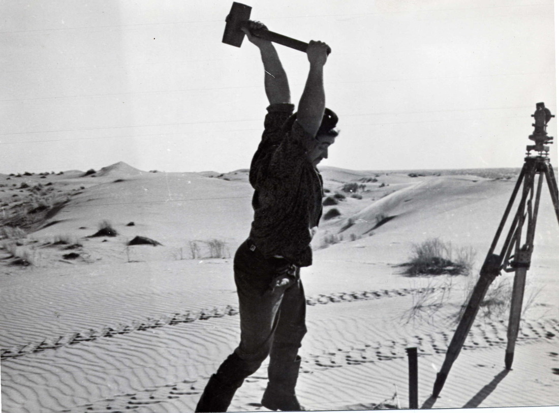 Вбит первый колышек компрессорной станции в песках Средней Азии. 1967 г.